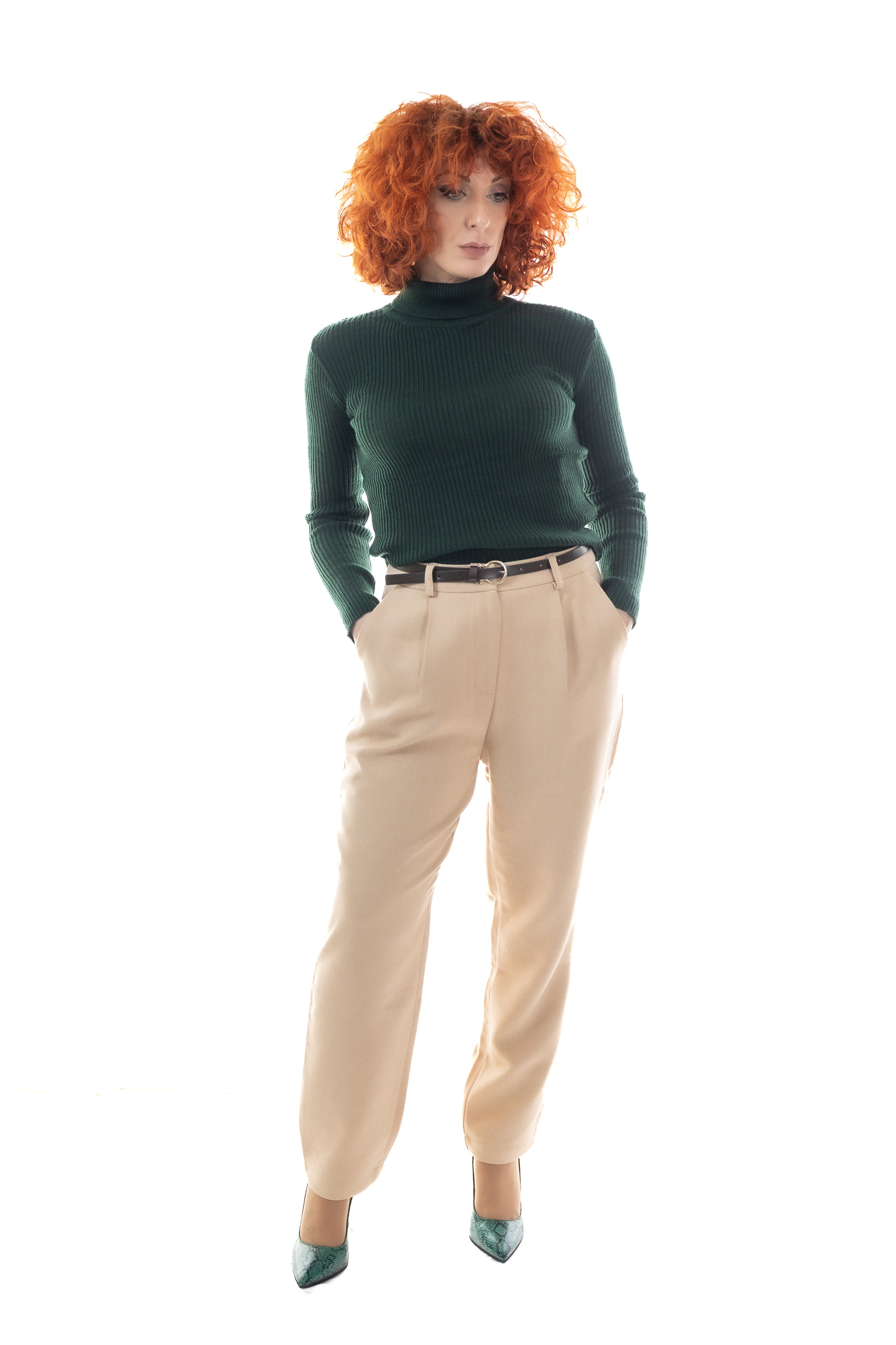 Ψηλόμεσο παντελόνι με λεπτή ζώνη