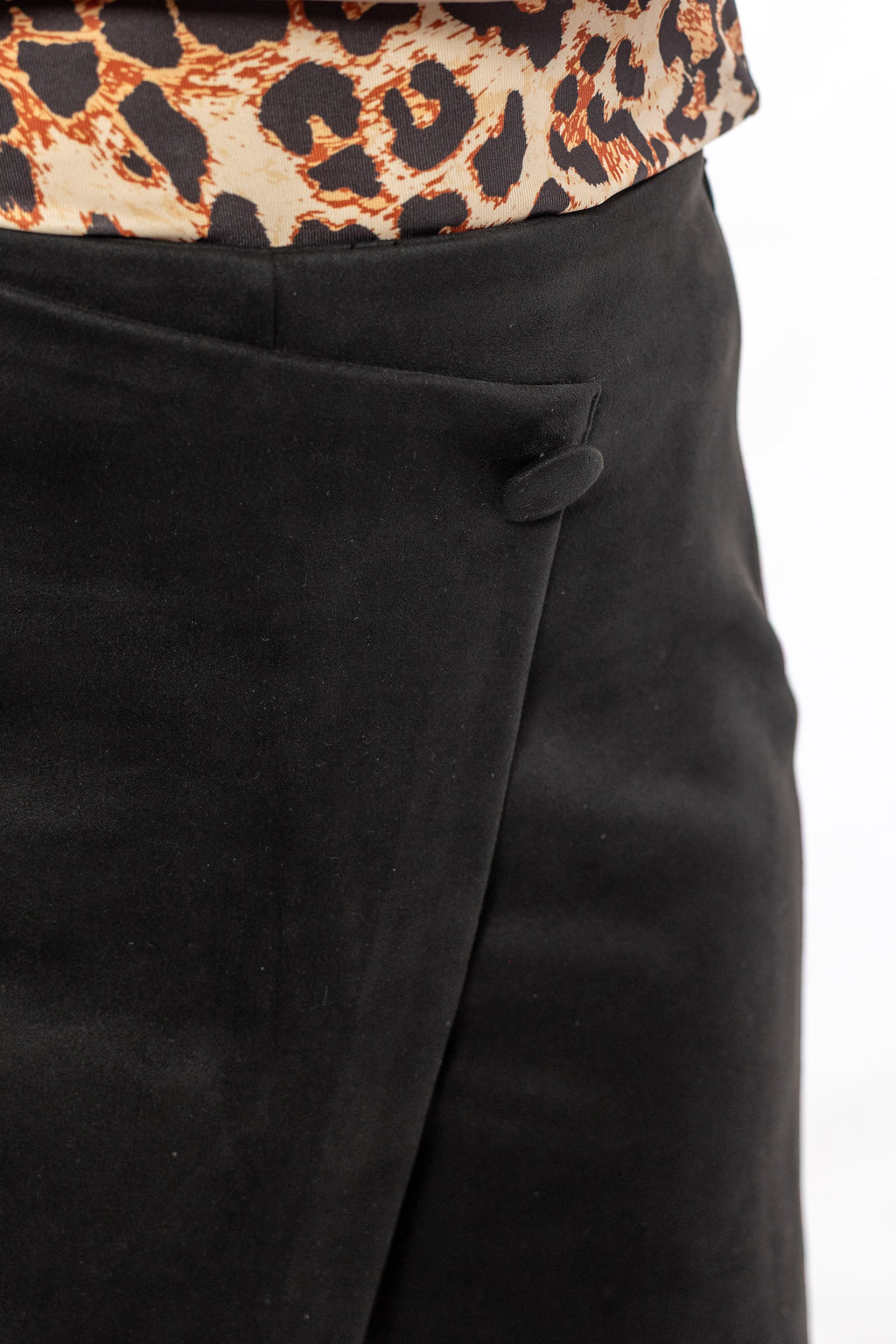 Μαύρη φούστα-σορτς με σταυρωτό κλείσιμο