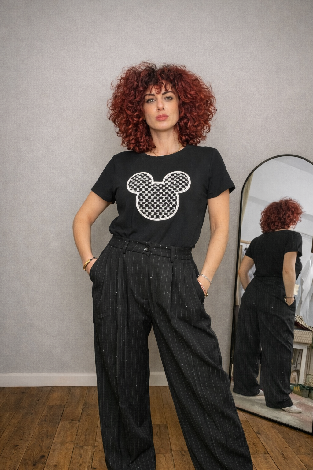 Μαύρο γυναικείο t-shirt με σχέδιο Mickey και χάντρες OLÈNE