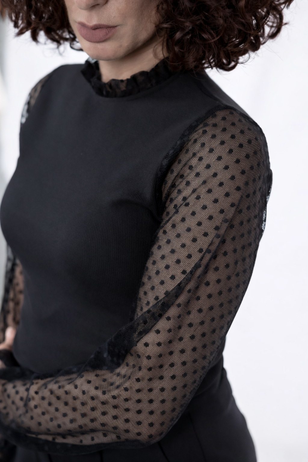 Τοπ Με Πουά Τούλι Στα Μανίκια